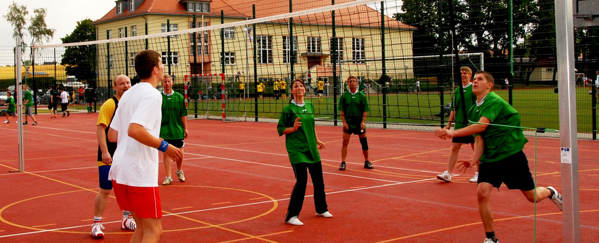 Volleyballer vor der Kulturstätte (Foto: Frank Schmidt)